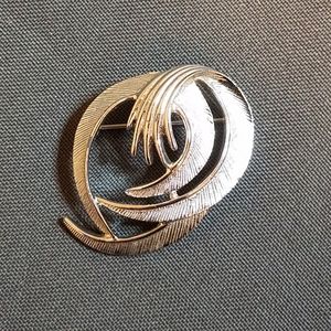 VTG  Sarah Cov brushed silver swirl brooch